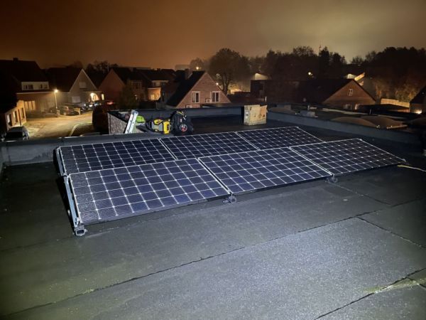 Foto nachtwerk zonnepanelen